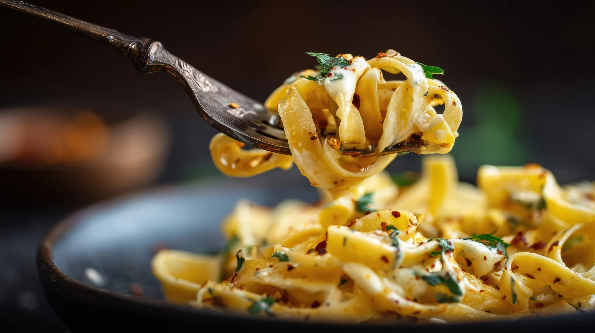 Tenedor con fettuccine en salsa cremosa